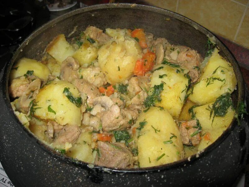 Картошка в чугунке. Тушенная в печи. Тушение мяса. Картошка в чугуне в печи. Жаркое из говядины.