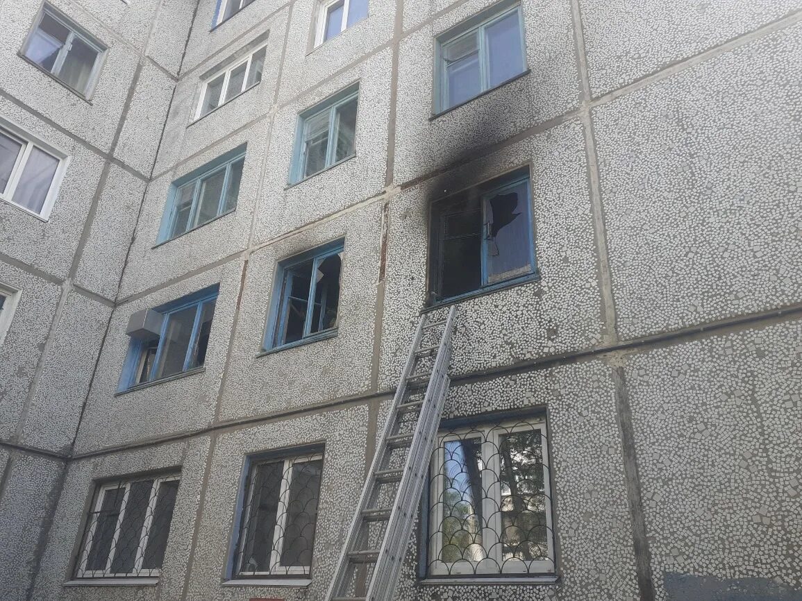 Пожар в омске 30 мая. В снт ромашка сгорел дом. Пожар в омске 30 мая. Сгоревший дом в дубовом. Пожар в розовке омск сегодня.
