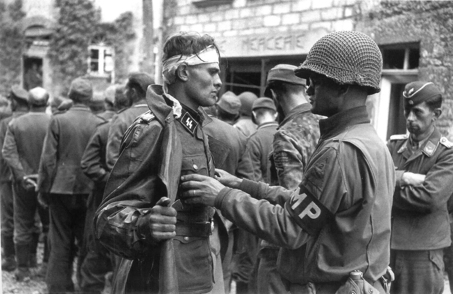 Французский сс. Ваффен СС Нормандия 1944. Курт Петерс СС. Унтерштурмфюрер СС Курт Петерс. Немецкие военнопленные в Германии 1945.