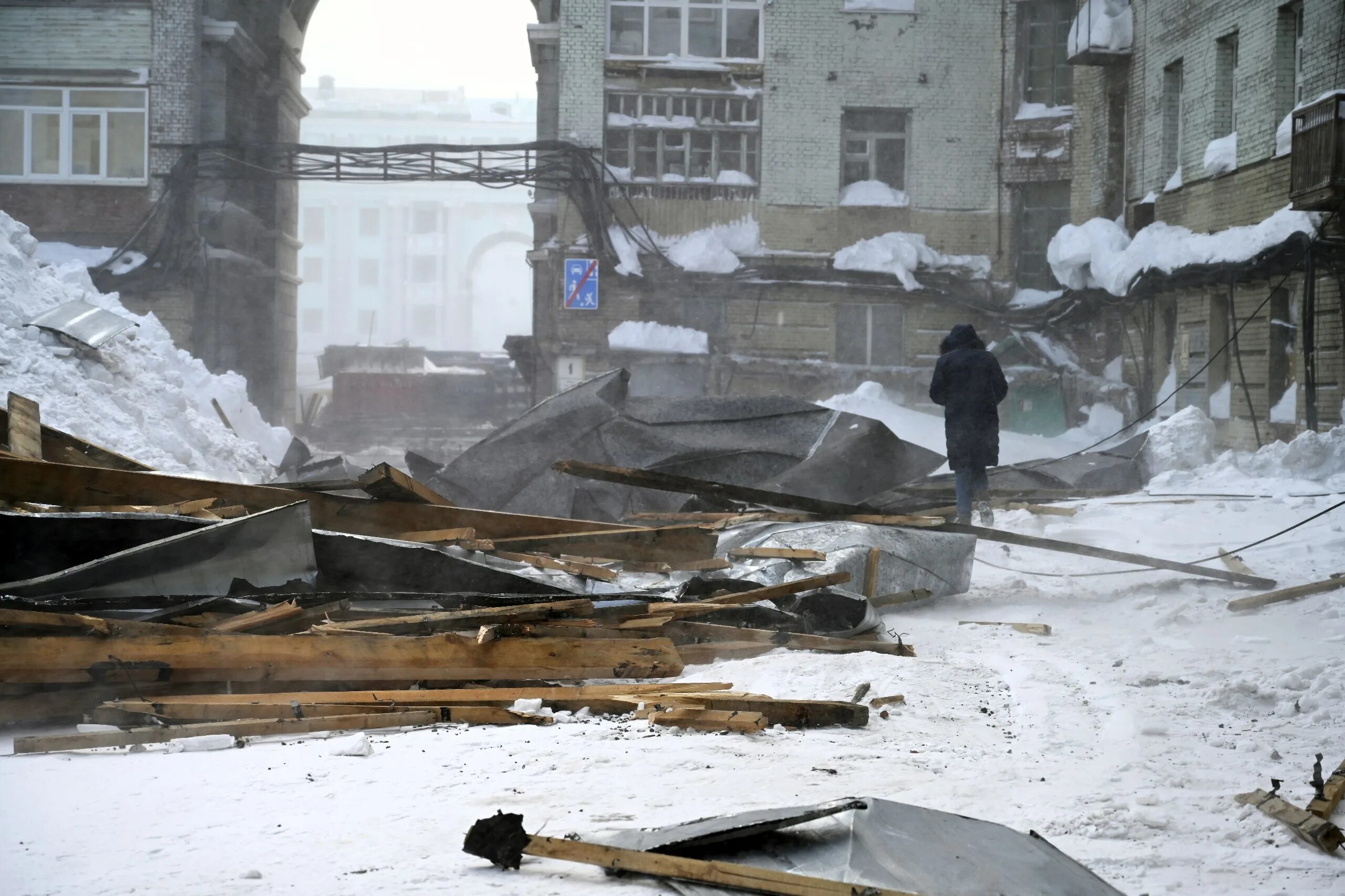 Пурга в норильске. Крыша пятиэтажки. Норильск пятиэтажки. Снежная буря Норильск. На крыше.