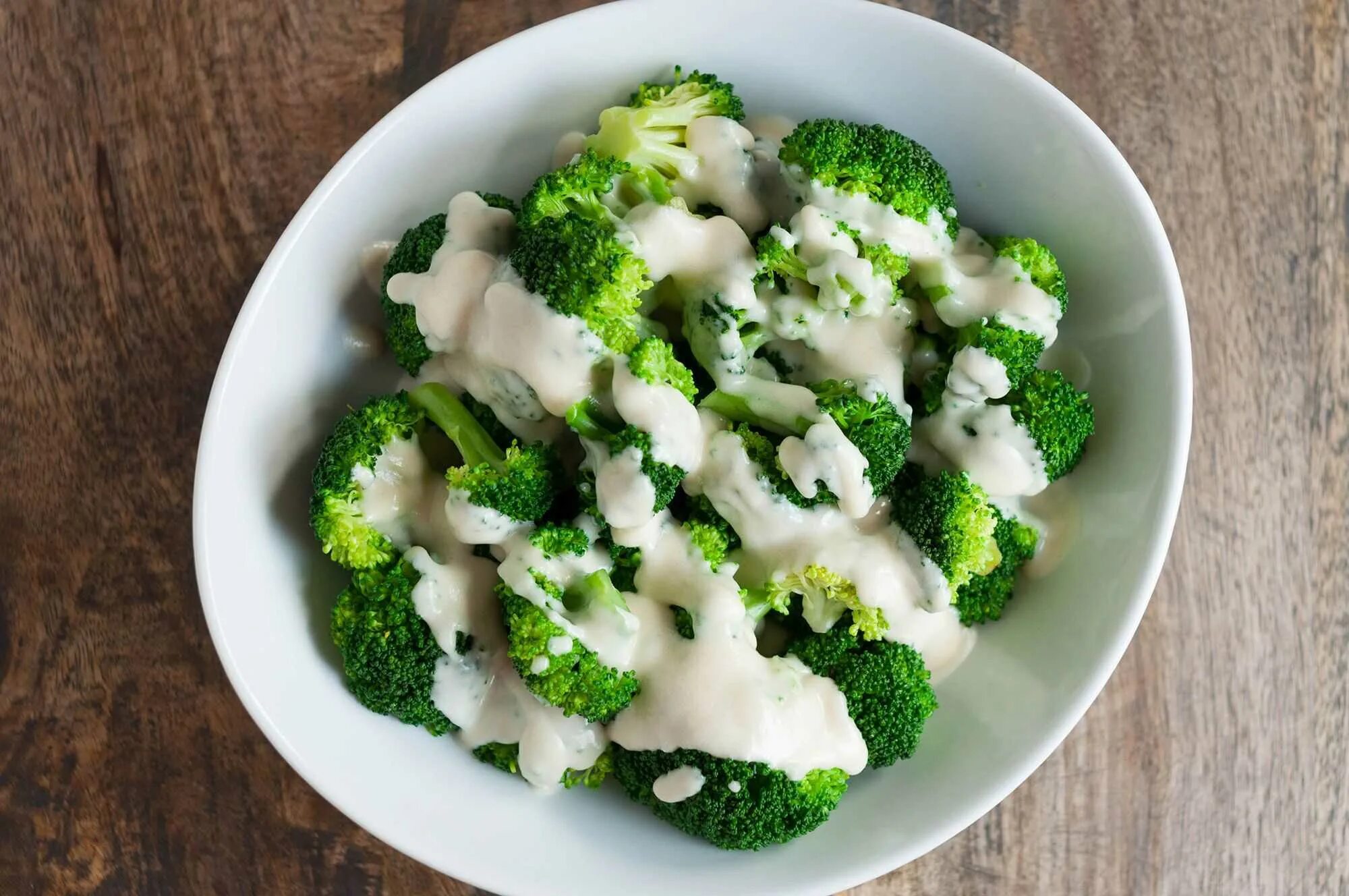 Овощи в сметане. Брокколи с фаршем. Брокколи в сливочном соусе с сыром. Брокколи в чесночном соусе. Курица брокколи со сметаной.