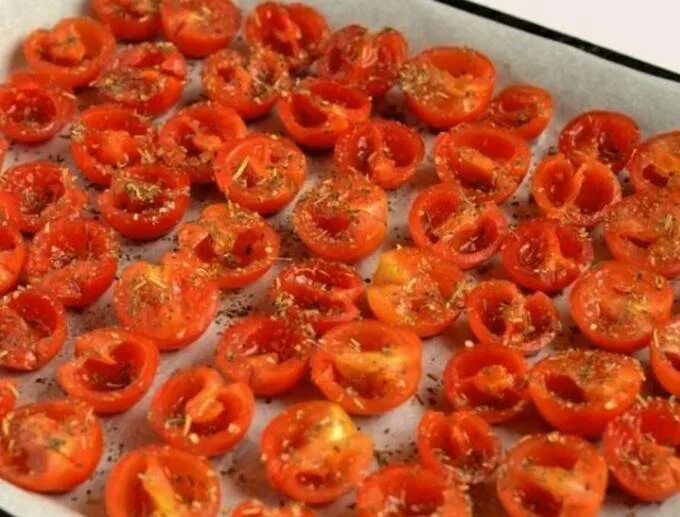 Вяленые помидоры в сушилке для овощей рецепты. Вяленые помидоры черри. Томаты черри вяленые. Помидоры черри вяленые в духовке. Вяленые помидоры черри в сушилке.