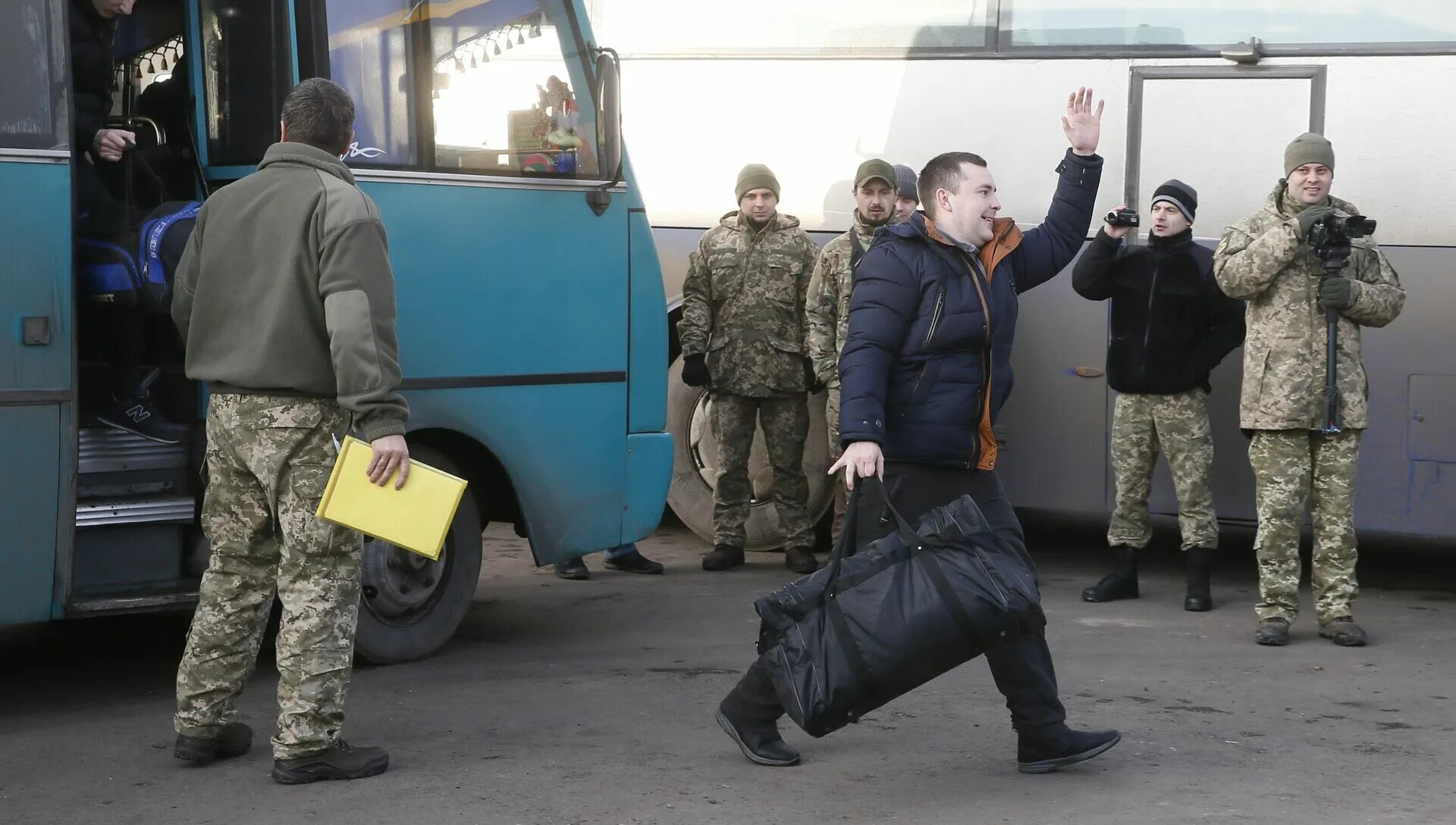 Списки на обмен пленными на украине. Обмен пленными. Обмен заложниками между Россией и Украиной. Обмен пленными между Россией и Украиной.