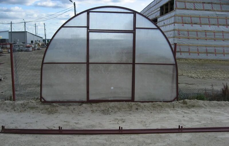Крепеж для теплицы из поликарбоната. Теплица оптима агросфера. Сваи для теплицы. Теплица с дугой 20 на 20 мм с форточками с торцов. Теплица торец.