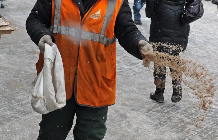 Борьба с гололедом. Муп иркутск автодор спецтехника. Посыпка тротуаров от гололеда. !техническая соль посыпка дороги. Противогололедные реагенты.