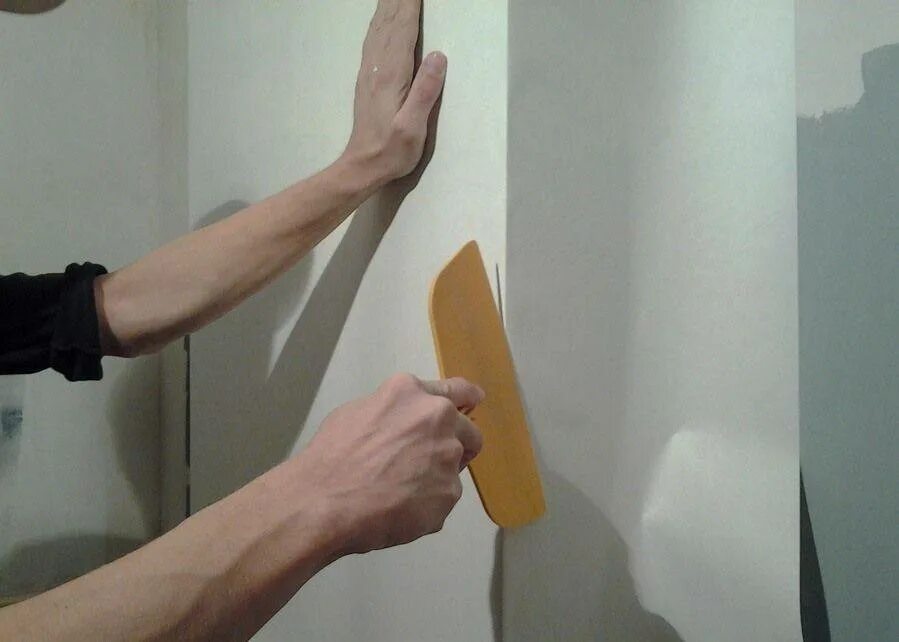 Шпатели для шпаклевания потолка. Внутренний уголок для шпаклевки стен. Шпаклевать наружные углы. Уголки для шпаклевки стен. Внешние углы гипсокартона шпаклевание.