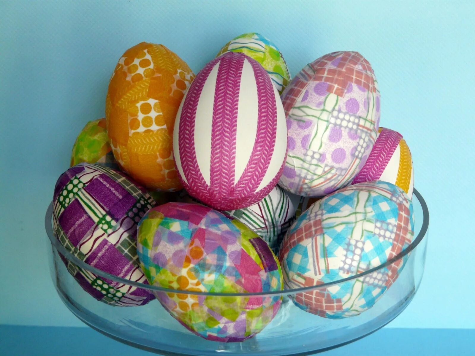 Красят ли яйца на пасху. Украшение пасхальных яиц. Окрашивание пасхальных яиц. Крашеные яйца на Пасху. Декор "яйцо".