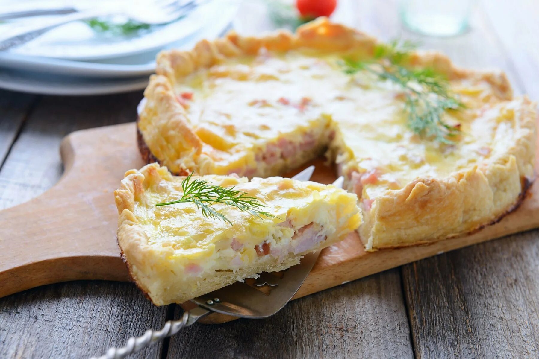 Слоеный пирог с сыром. La quiche lorraine. киш лорен с ветчиной и сыром. лотарингский слоеный пирог. лотарингская запеканка.