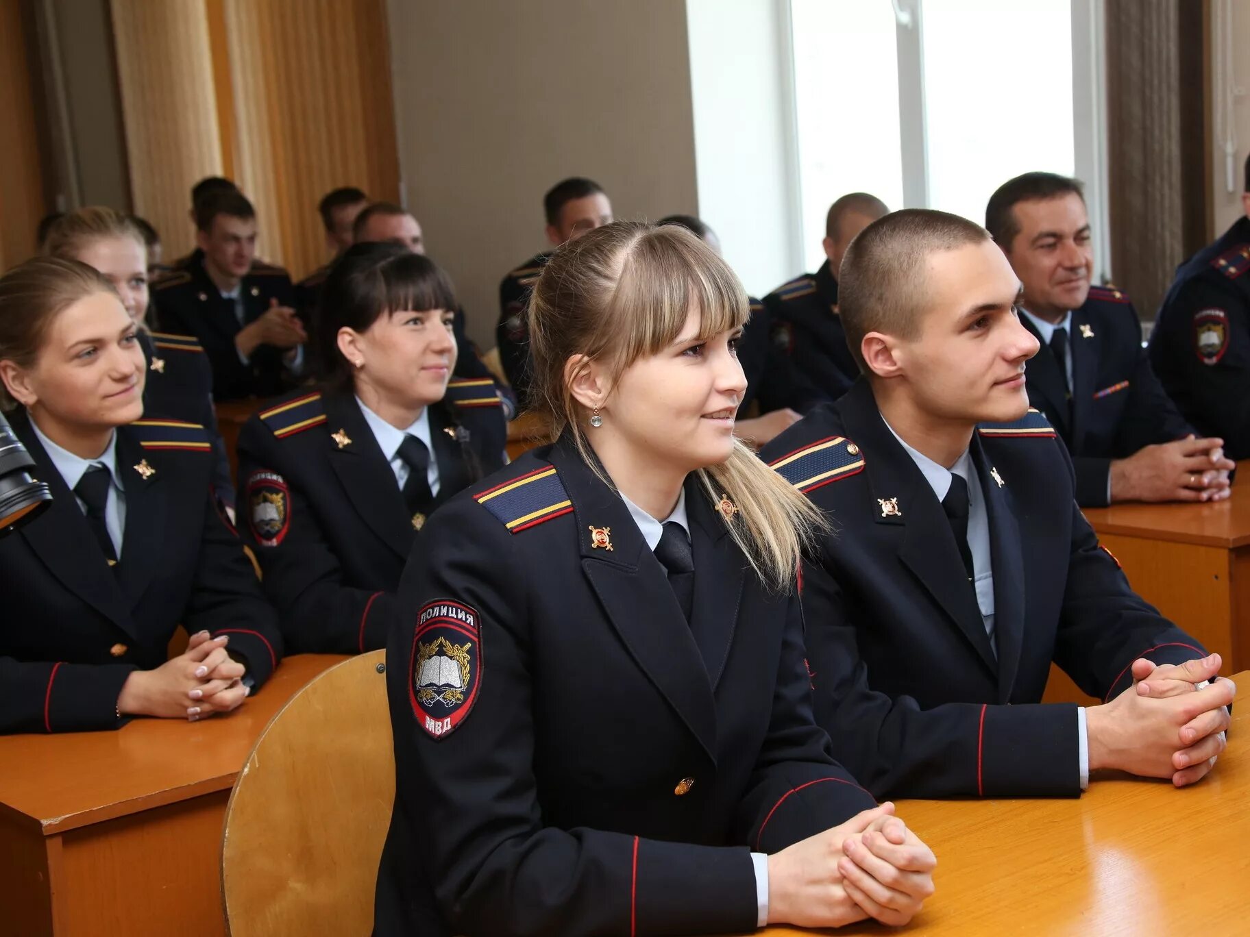 Устроиться в органы внутренних дел. Полицейский в школе. Образование полиции. Форма полиции учебная. Сотрудник полиции учеба.