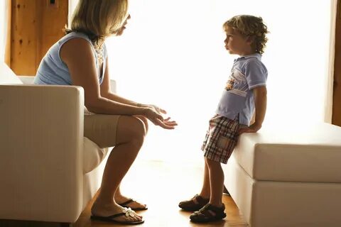 Дочка подсматривает за родителями