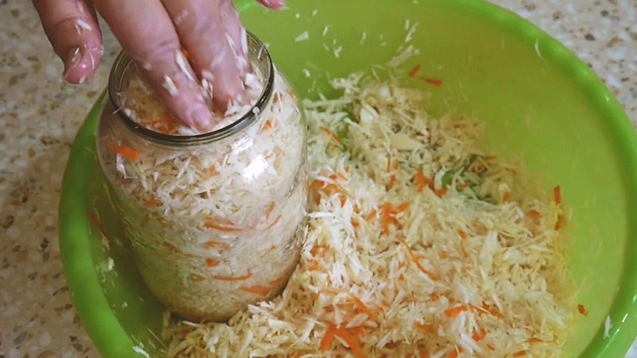 Монастырская кухня квашеная капуста. Квашеная капуста в банках. Соленая капуста. Баночка квашеной капусты. Квашеная капуста есть на ночь