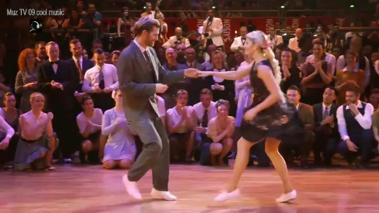 Агнешка и гжегож. Банд одесса клип целуй меня целуй. Джаз бэнд одесса танцы. Band odessa танцы. Танцуй танцуй целуй целуй песня.