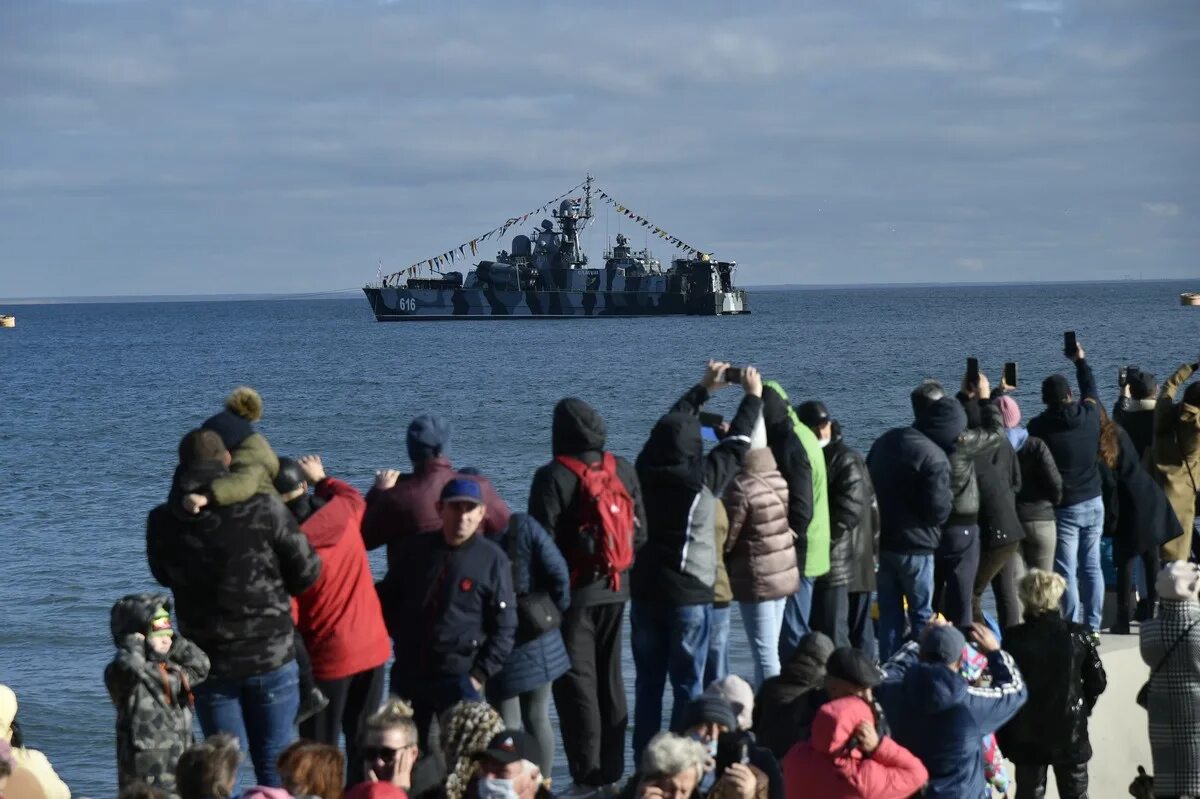 Феодосия атаковали. Памятник Петру Котляревскому Феодосия. Феодосия ВМФ.