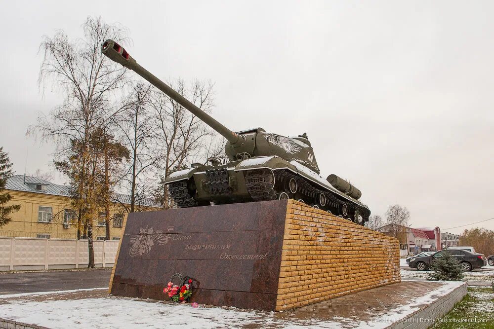 Военный городок ковров танк. Ковров-8 военный городок. Танк ИС 2 В Коврове. Ковров военный городок ковров-8. Танковый городок