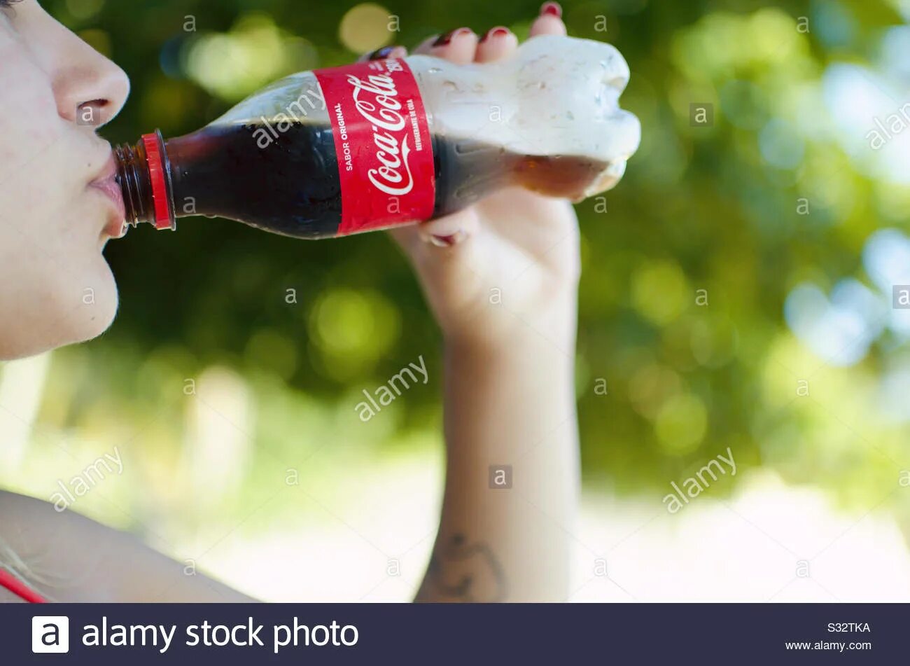 Drinking coke перевод. Дети пьют кока колу. boy is drinking coke. girl drinking cola. coke drinking old photo.
