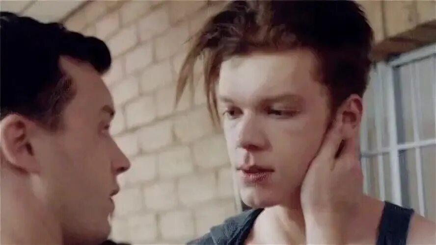 Бесстыжие йен и микки. Мики милчкович и йен гплагео. Бесстыжие микки и эйн. Йен галлагер и микки милкович. Йен галгер и микки милкович.