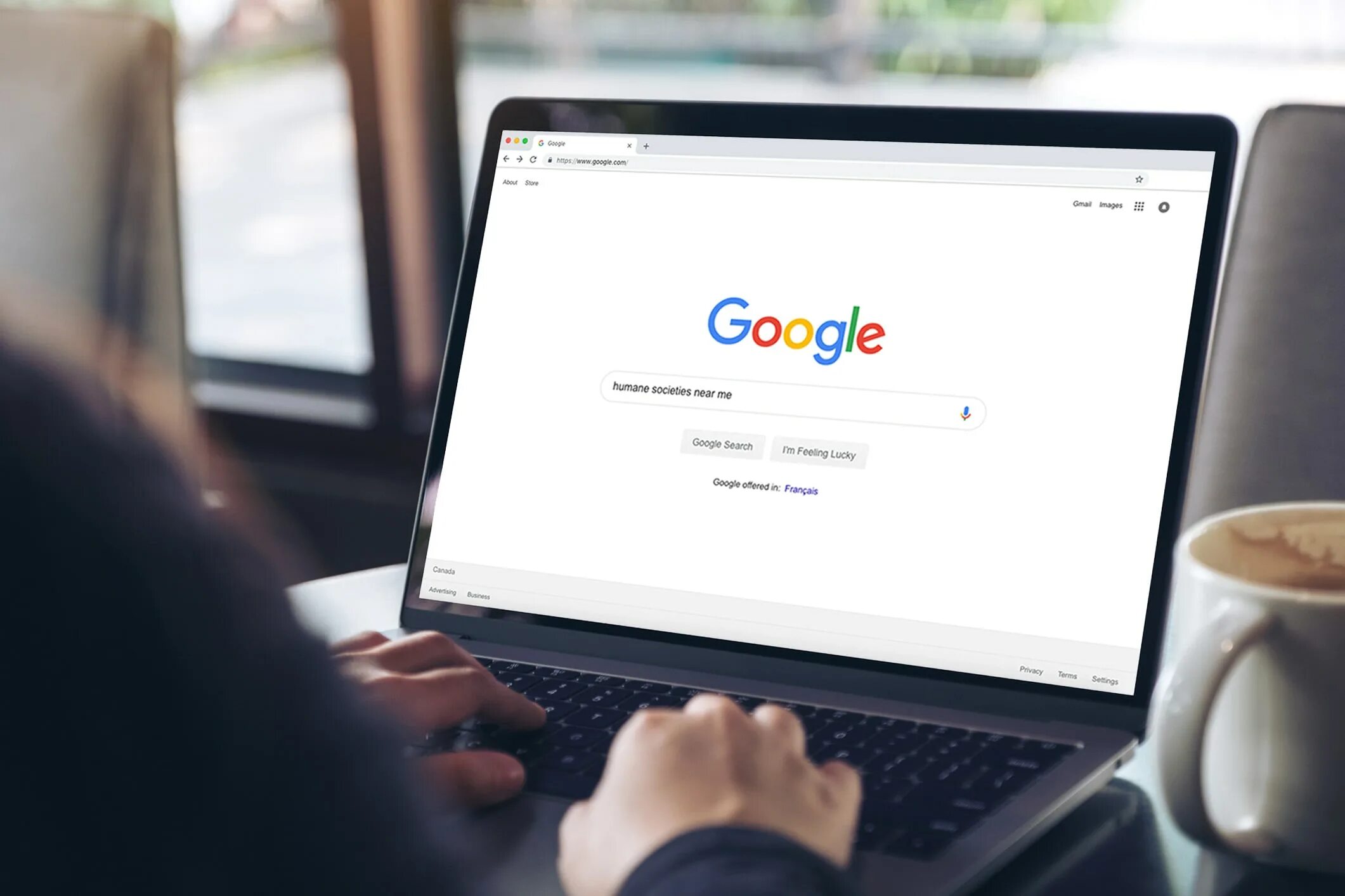 Google site search. Google on pc. searching google on google. гугл поиск ноутбук. ноутбук с пустым экраном на столе кафе или ресторана.
