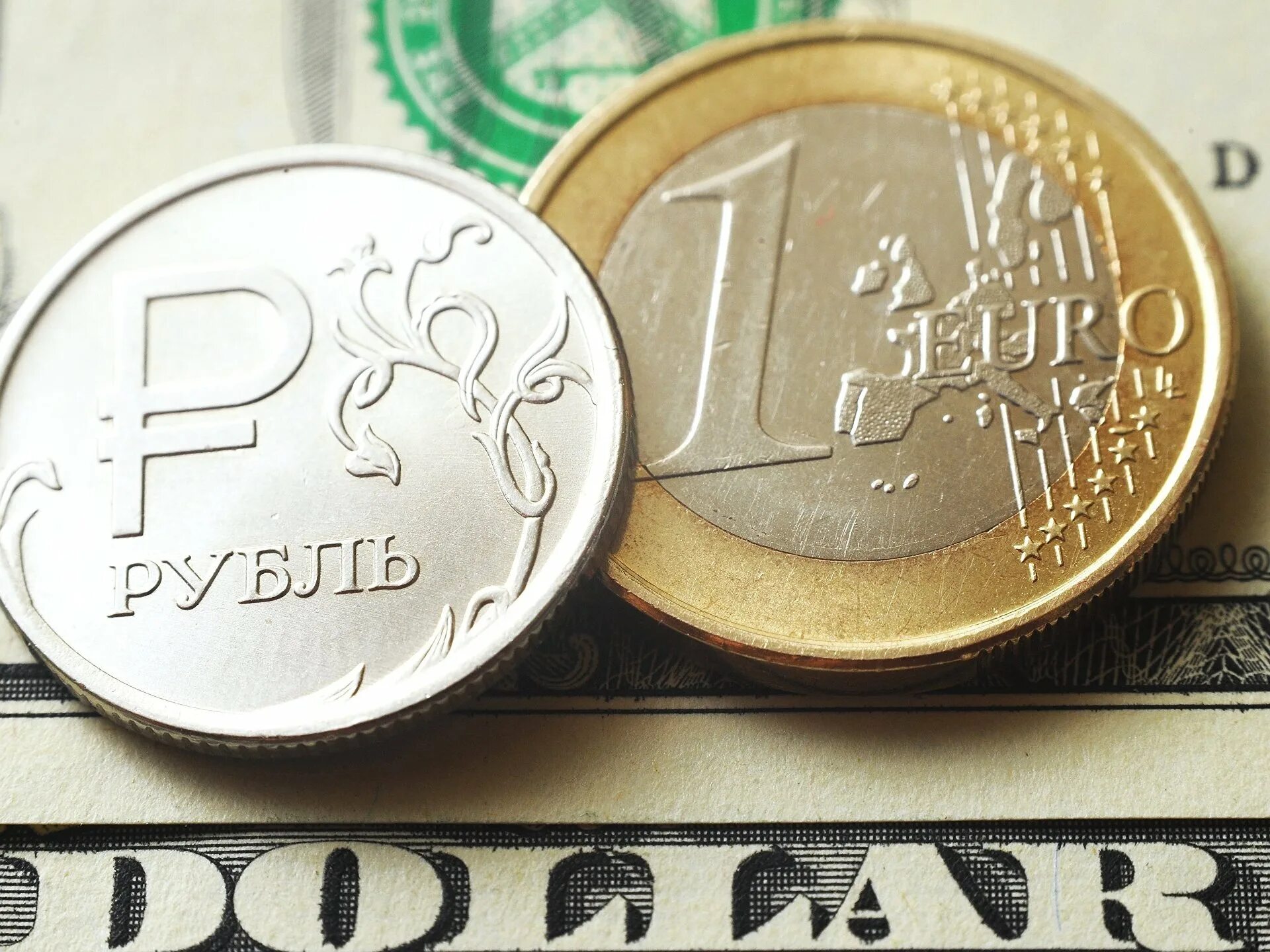 Евро в рубли. Доллары в рубли. Рубль 2022. Рубль подешевел.
