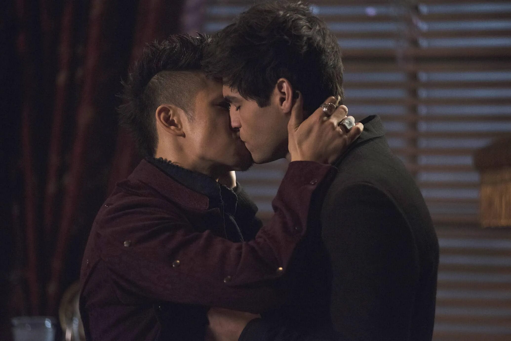 Малек алек и магнус. Малец 2. Малек магнус и алек поцелуй. Малец 2. Магнус бейн сумеречные охотники.