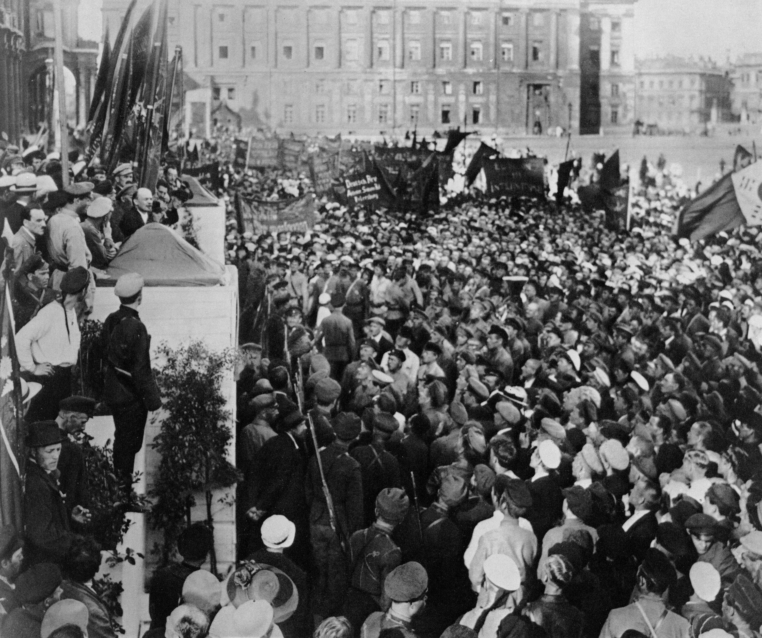 2 революции ленина. Ленин в Петрограде 1917. Митинги в Петрограде 1917 год. Митинг революция 1917. Ленин на митинге в Петрограде 1917 году.