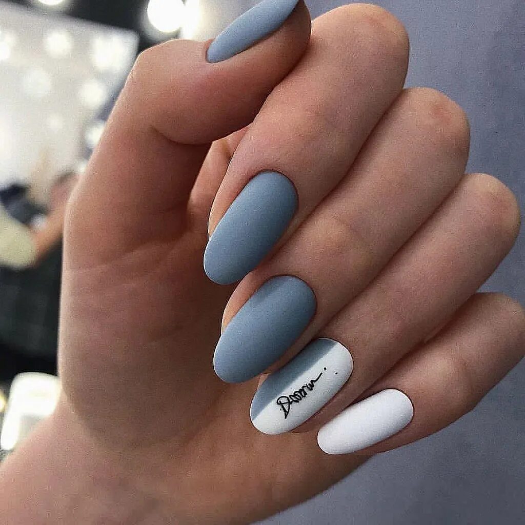 Красивый матовый маникюр. Матовые ногти. Ногти серый с голубым. Красивый матовый маникюр. Матовые ногти миндаль 2023.