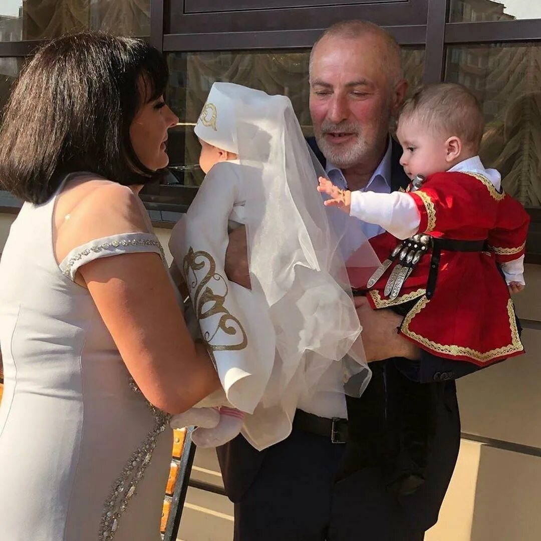 Виталий калоев семья. Виталия калоева фото. Катастрофа над боденским озером в 2002 виталий калоев. Виталий калоев. Катастрофа над боденским озером виталий калоев.