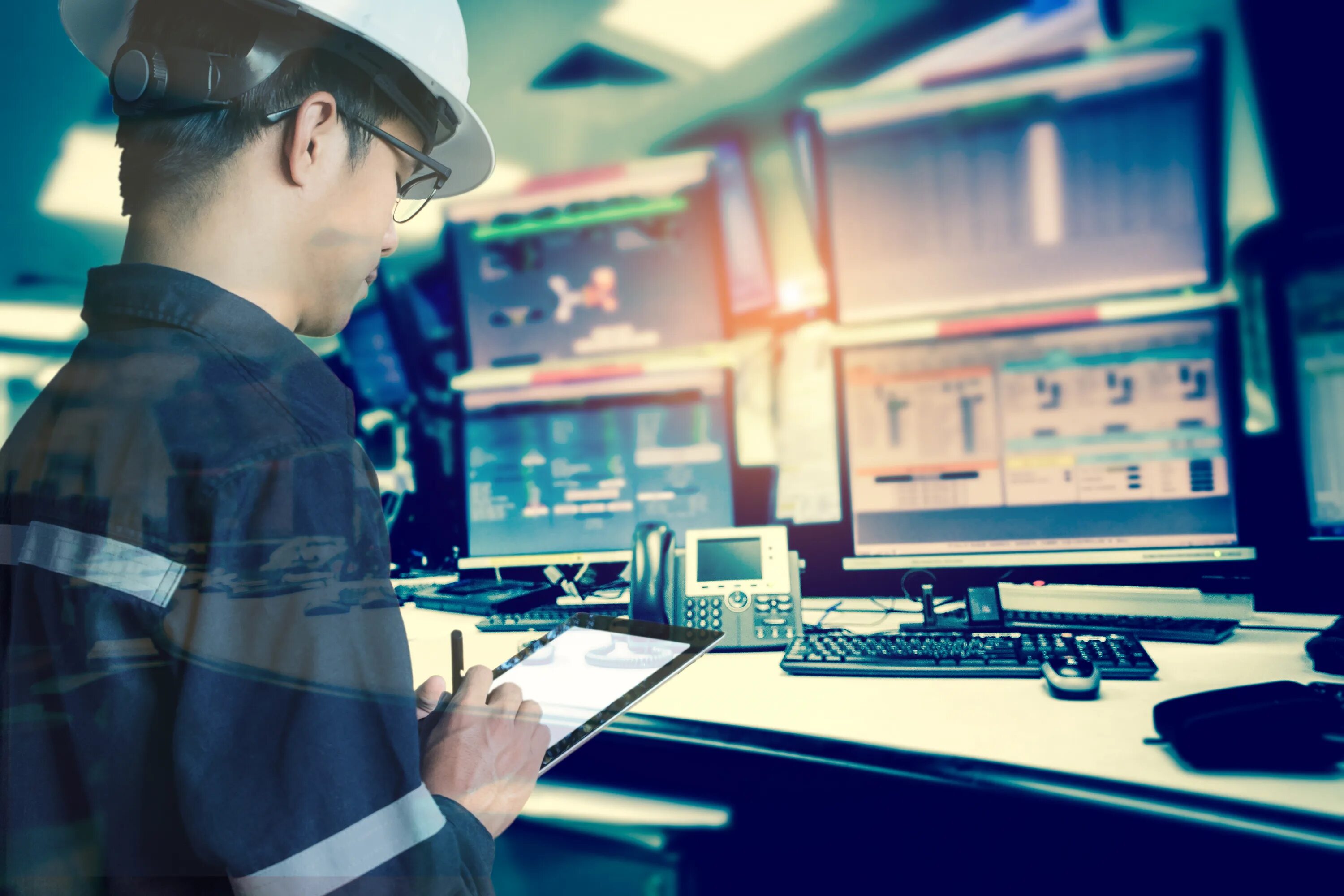 Tech articles. Гиперавтоматизация. engineer technician. engineer of automated control systems. engineers studying.