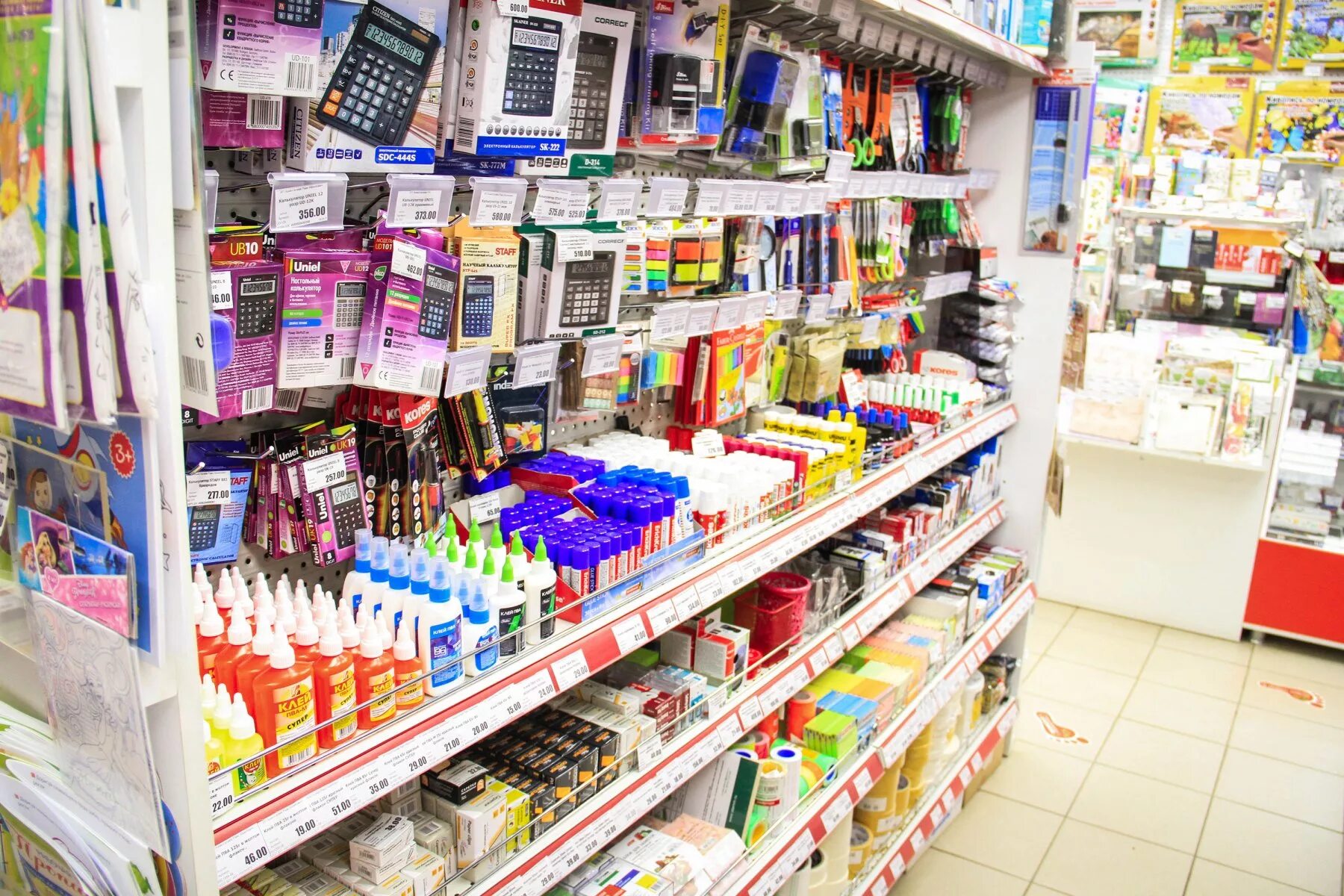 канц парк тверь. канцелярские товары рядом. стеллажи для магазина канцтоваров. полки для канцтоваров. выкладка товара в канцелярском магазине.