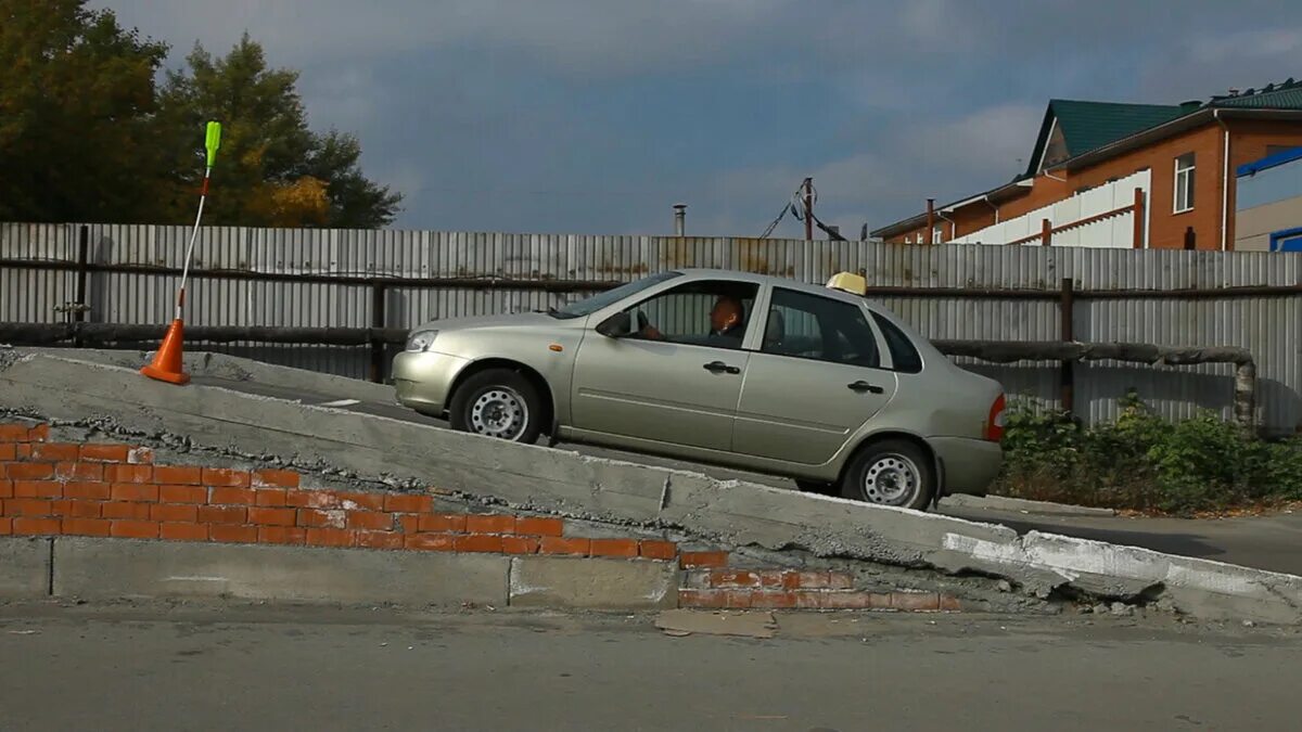 Эстакада автошкола. Горка в автошколе. Эстакада для машины автошкола. Эстакада без ручника