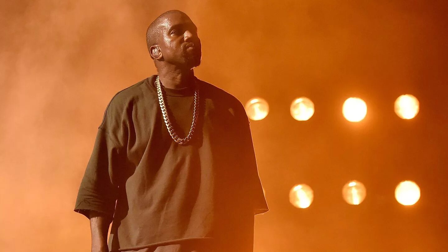 Канье вест блэк. Kanye west на баскетболе. Кенни уэст. Кани вест зубы. Канье уэст фото.