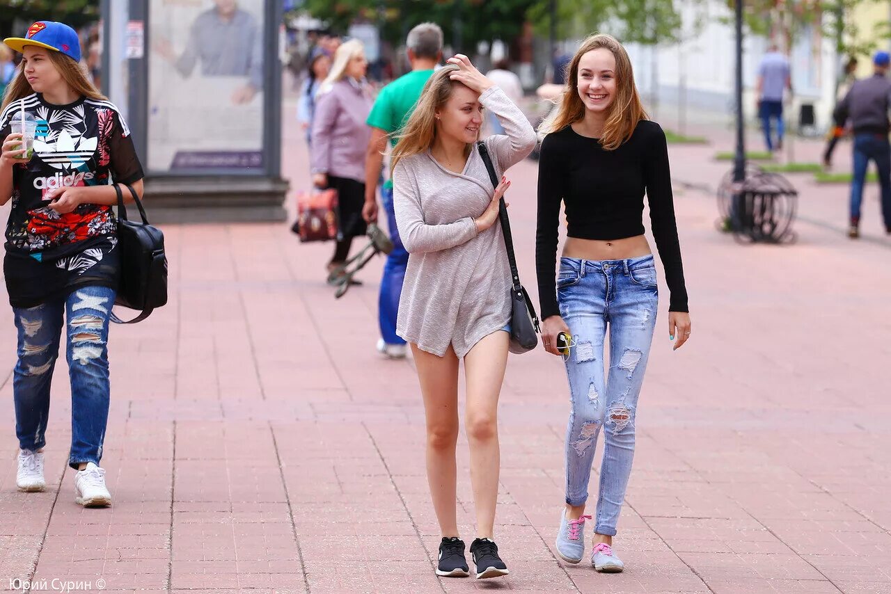 Девчонка на улице. Летние девушки на улицах. Девушки на улицах Москвы. Девчонки летом на улице. Женщины на улице летом.