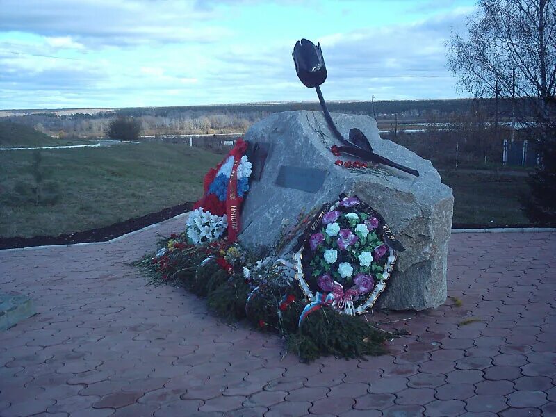 Мемориал победы юрги. Юрга памятники. Якорь самый большой. Найдено в юрге. Юрга кемеровская парк победы.
