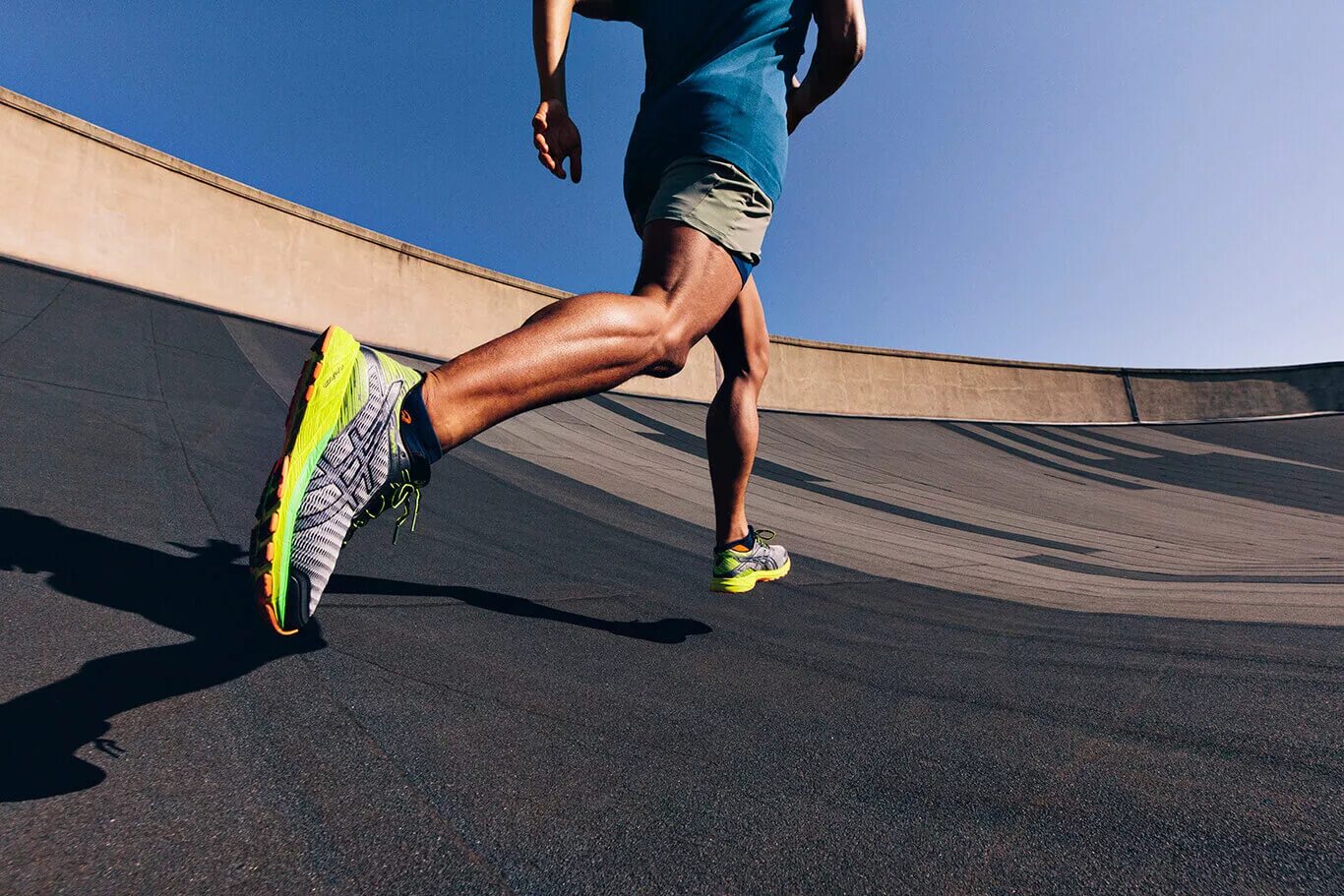 Пробежка на стадионе. Тренировка бег. Длительный бег. Беговая дорожка омега. Asics кроссовки мужские gel -trail lahar 5.