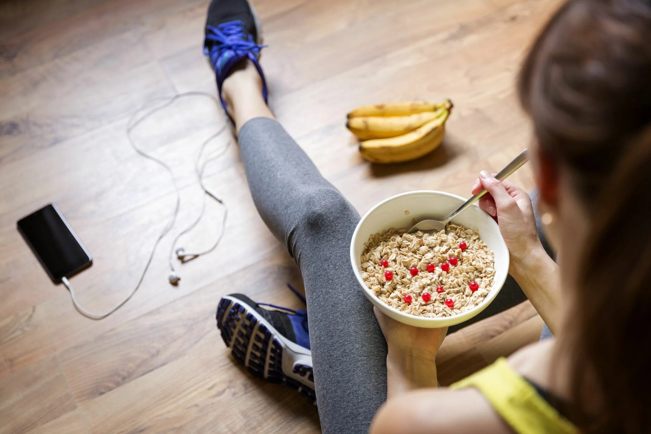 Супер голод. Пищевые привычки. Девушка ест кашу. Завтрак спортсмена. Тренировка завтрак.