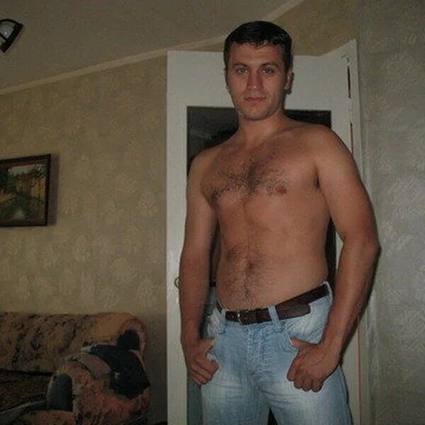 Парни частное. Частные видео парней. Мужчины частное лицо. Голые русские парни домашнее. Парень в домашней обстановке.