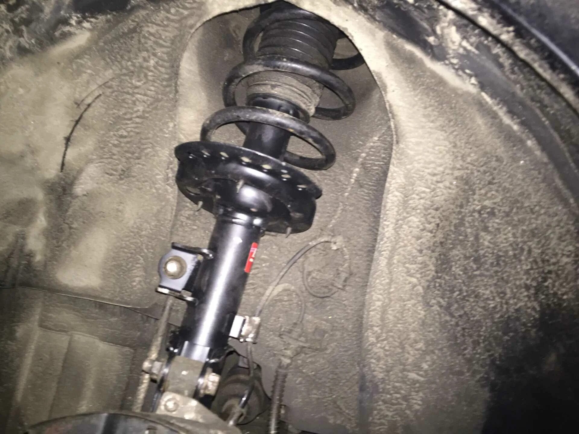 Солярис 2014 год задний амортизатор. Замена задних стек солярис. Замена задних стек солярис. Dd32-28-410. Втулка заднего амортизатора солярис.