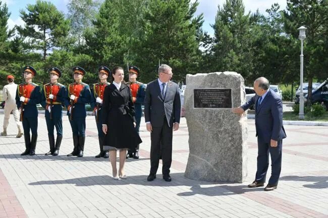 Стела трудовой доблести Омск. Памятник Омск город трудовой доблести.