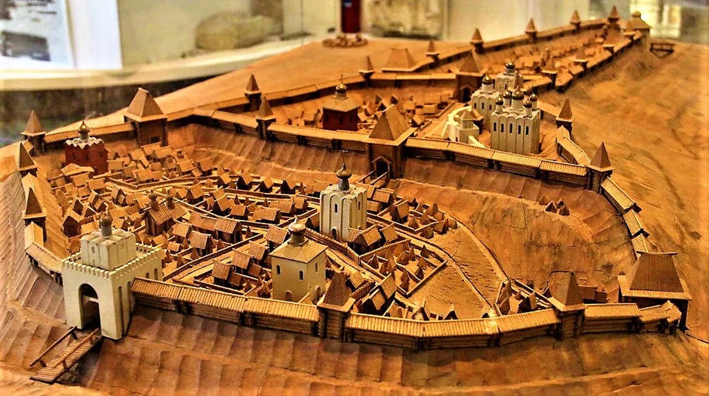 Бронзовый макет старого города под куполом. Древний новгород детинец. Макет нижегородского кремля в кремле. Бронзовый макет нижнего новгорода в кремле. Бронзовый макет нижнего новгорода в кремле.