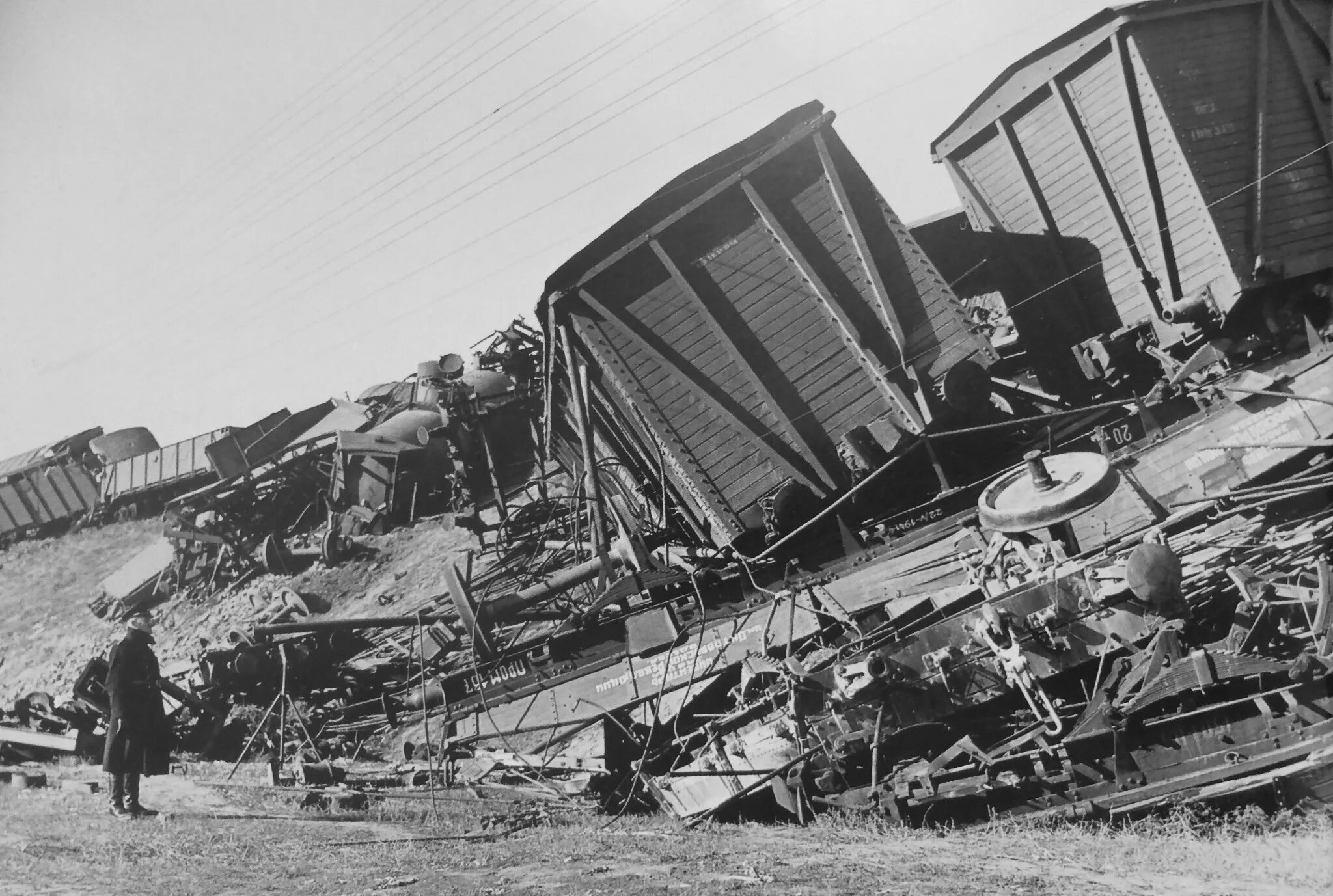 Уничтожен эшелон. Подрыв железной дороги в ВОВ. Разрушенная Железнодорожная станция 1944.