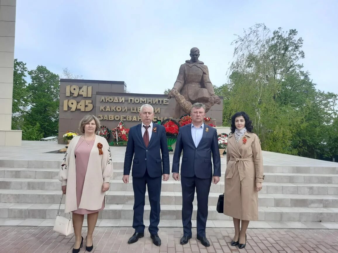 Погода на неделю в бутурлиновке воронежской области. Памятник солдату. Бутурлиновка мемориал славы 9 мая. 9 Мая администрации Бутурлиновского района. Глава администрации города Бутурлиновка.