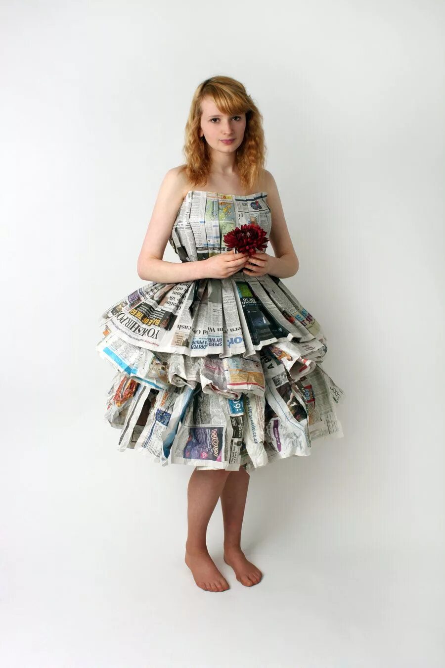 Самодельные платья. Платье из газет. Костюм из подручных материалов. Бумажные платья.