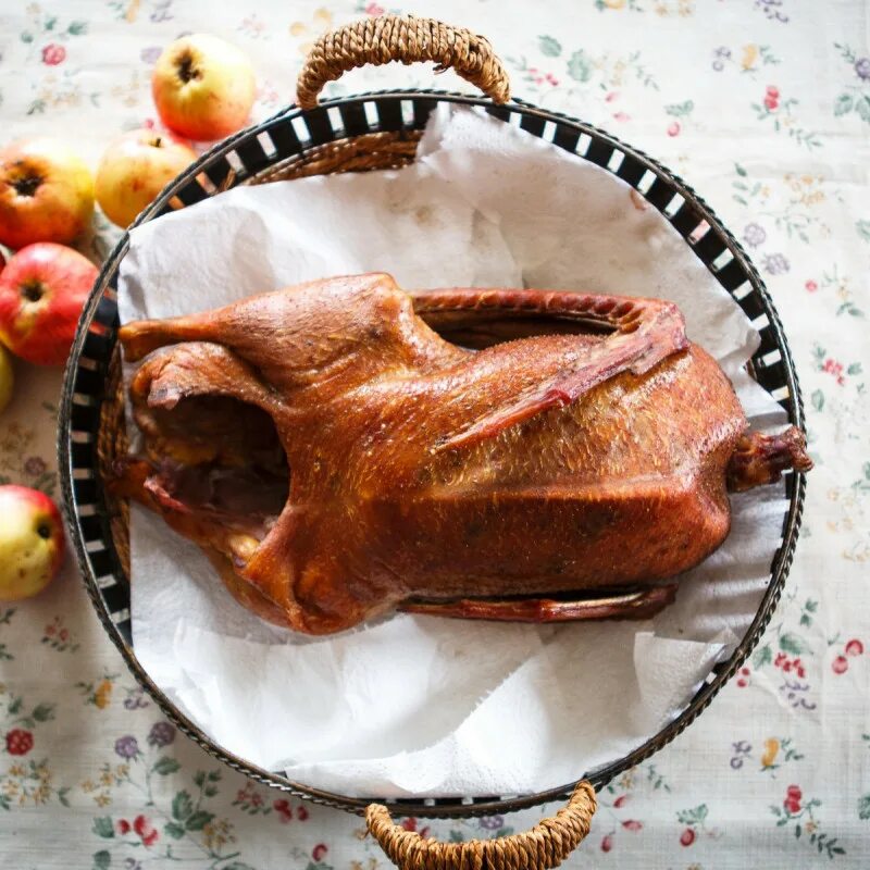 Гусь горячего копчения. Копченый гусь. мясо гуся.