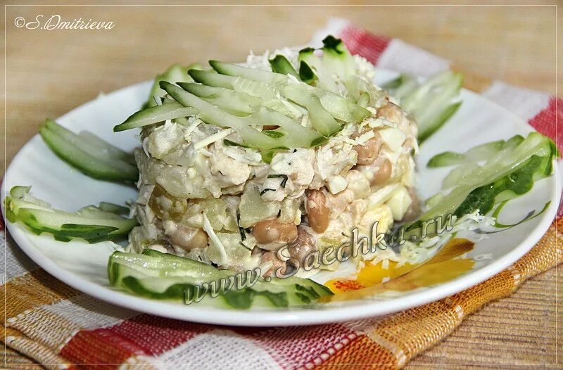 Салат курица белая фасоль. Куриный салат с фасолью. салат с фасолью и курицей. салат с курицей и белой фасолью. салат с куриной грудкой и фасолью.