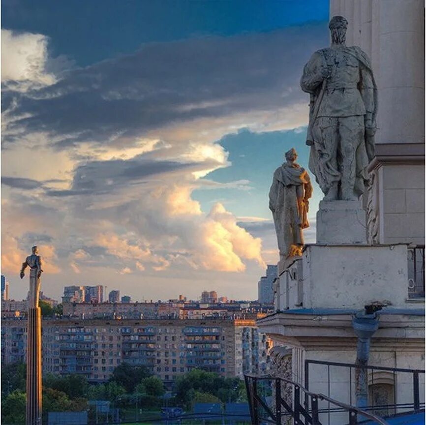 Москва гагарин будет. Памятники в Гагаринском районе Москвы. Памятник Гагарину на Ленинском проспекте. Ленинский проспект 30 статуи. Ленинский проспект Гагаринский район.