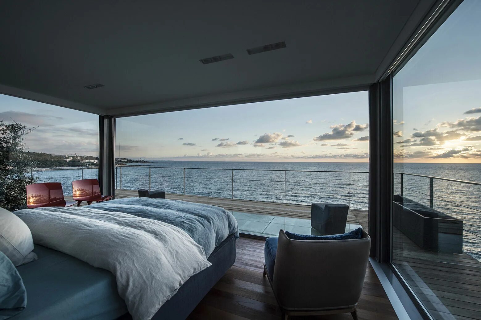 Скай Ривер панорамные окна. Вилла с панорамными окнами с видом на океан. Дом на берегу моря. Домик у океана.