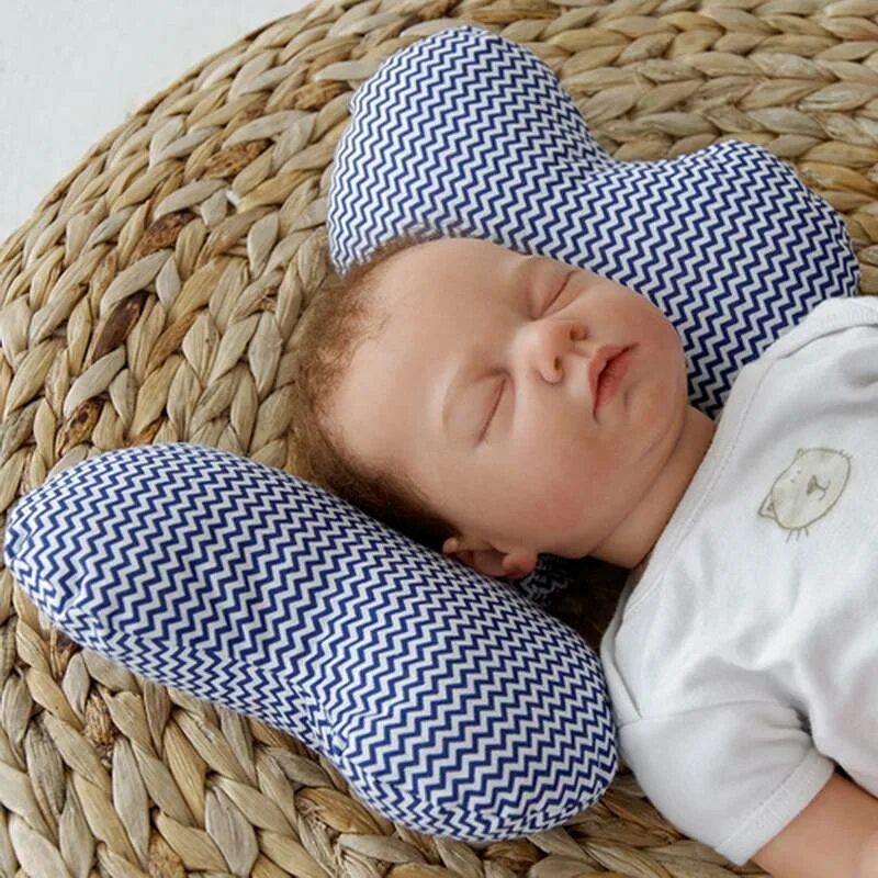 Можно ли подушку. Подушка для новорожденного. Ортопедическая подушка для грудничков. Детские ортопедические подушки для новорожденных. Подушечка для новорожденного.
