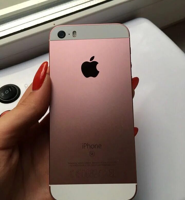 Телефоны в новокубанске. Iphone se Rose Gold. Айфон 5 se розовый. Айфон се 2018 розовое золото. Айфон в Новокубанске.