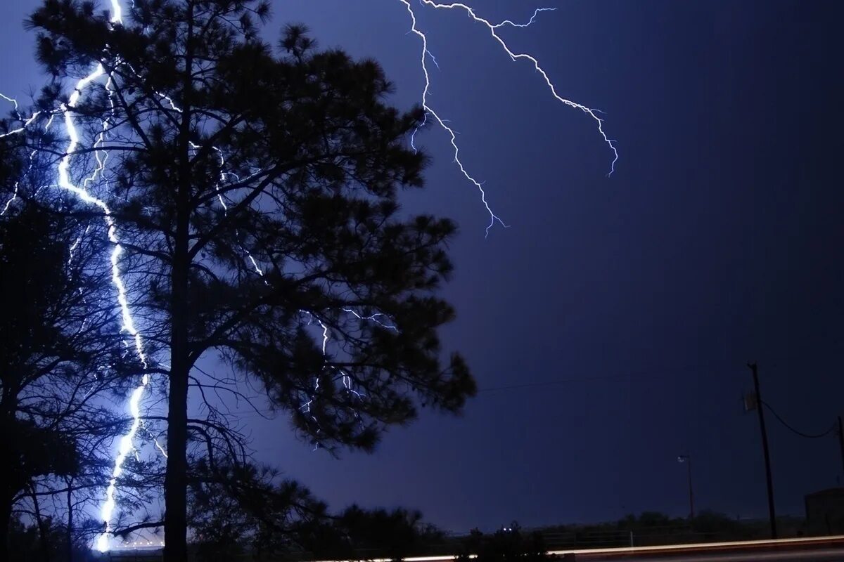 Гроза молния. Молния. Гроза ширилась и наступала. Гроза в деревне. Молния.