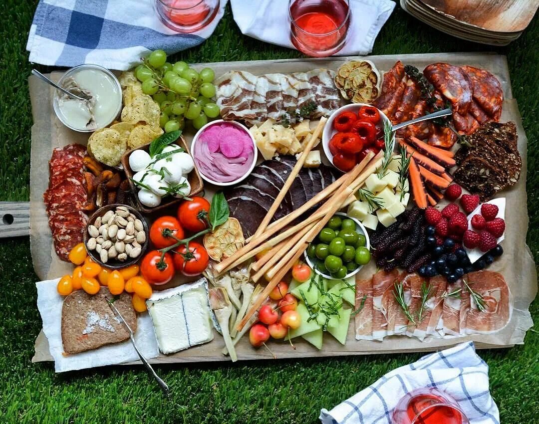 полезные и вредные продукты на завтрак. полезные блюда на новый год. праздничное кето меню. стол с едой. праздничное правильное питание.