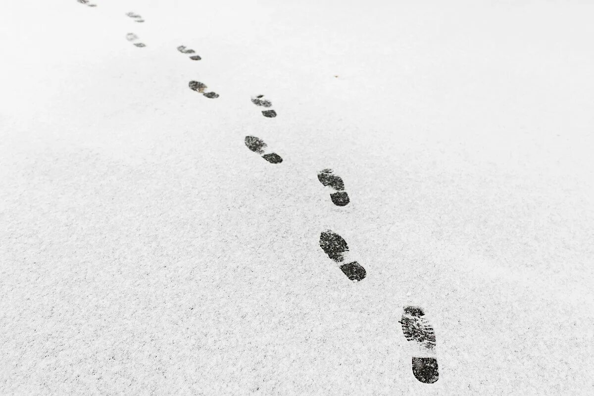 След город. Следы человека на снегу. Дорожка следов на снегу. Следы мужские на снегу. Отпечаток человека на снегу.